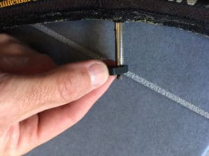 Démontage obus de valve boyau vélo Démontage de l'obus du prolongateur de valve.