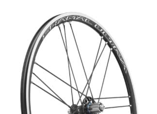 Campagnolo Shamal Ultra C17 : toujours en tête La Campagnolo Shamal Ultra C17 arbore son célèbre rayonnage G3.