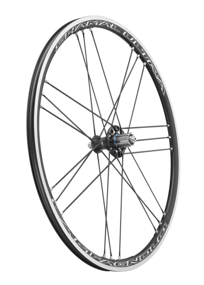 La Campagnolo Shamal Ultra C17 arbore son célèbre rayonnage G3.