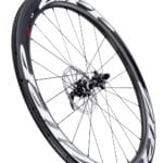 La Zipp 404 Disc reprend les performances de la version route.