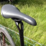 La tige de selle spécifique et la selle Fizik Aliante participe au confort de ce vélo.