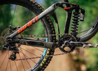 Sram GX DH : un groupe unique pour descendeur Le Sram GX DH se compose principalement d'une cassette, d'un dérailleur et d'une manette Trigger spécifique.