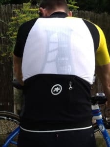 Le tissus spécifiquement développé par Assos permet au maillot d'épouser parfaitement l'anatomie du cycliste.
