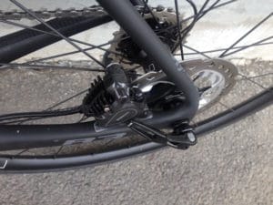 Le frein arrière permet de ralentir, mais aussi de stabiliser le vélo lors de la phase de freinage.