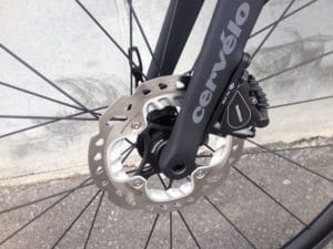 Les freins du Cervélo R3 Disc sont puissants et endurants.