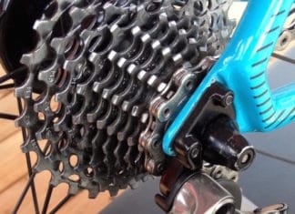 Entretenir sa cassette de vélo comme un pro. Au final une cassette d'un vélo de pro est comme celle-ci.