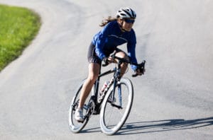 Le choix d'un vélo femme pour la route sera conditionné par le budget, mais aussi par le type de pratique.