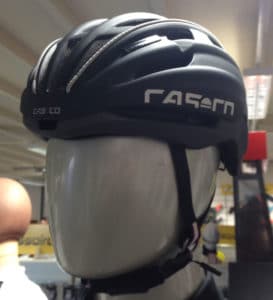Relativement compact, le casque Casco enveloppe parfaitement la tête du cycliste.