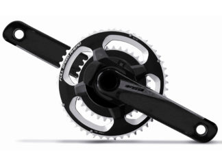 FSA Powerbox : le capteur de puissance se démocratise Le pédalier FSA Powerbox carbone ne pèse que 585g complet.