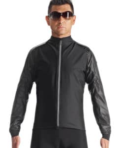 La veste Assos MilleJacket evo_7 est élégante et s'associe parfaitement avec d'autres vêtements.