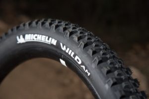 Le Michelin Wild AM est sans doute le plus polyvalent des pneus sportifs.