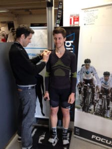 La prise de mesure est la base de l'étude posturale vélo Shimano Bikefitting.