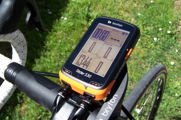 Le GPS Bryton Rider 530 est lisible et facile d'utilisation.