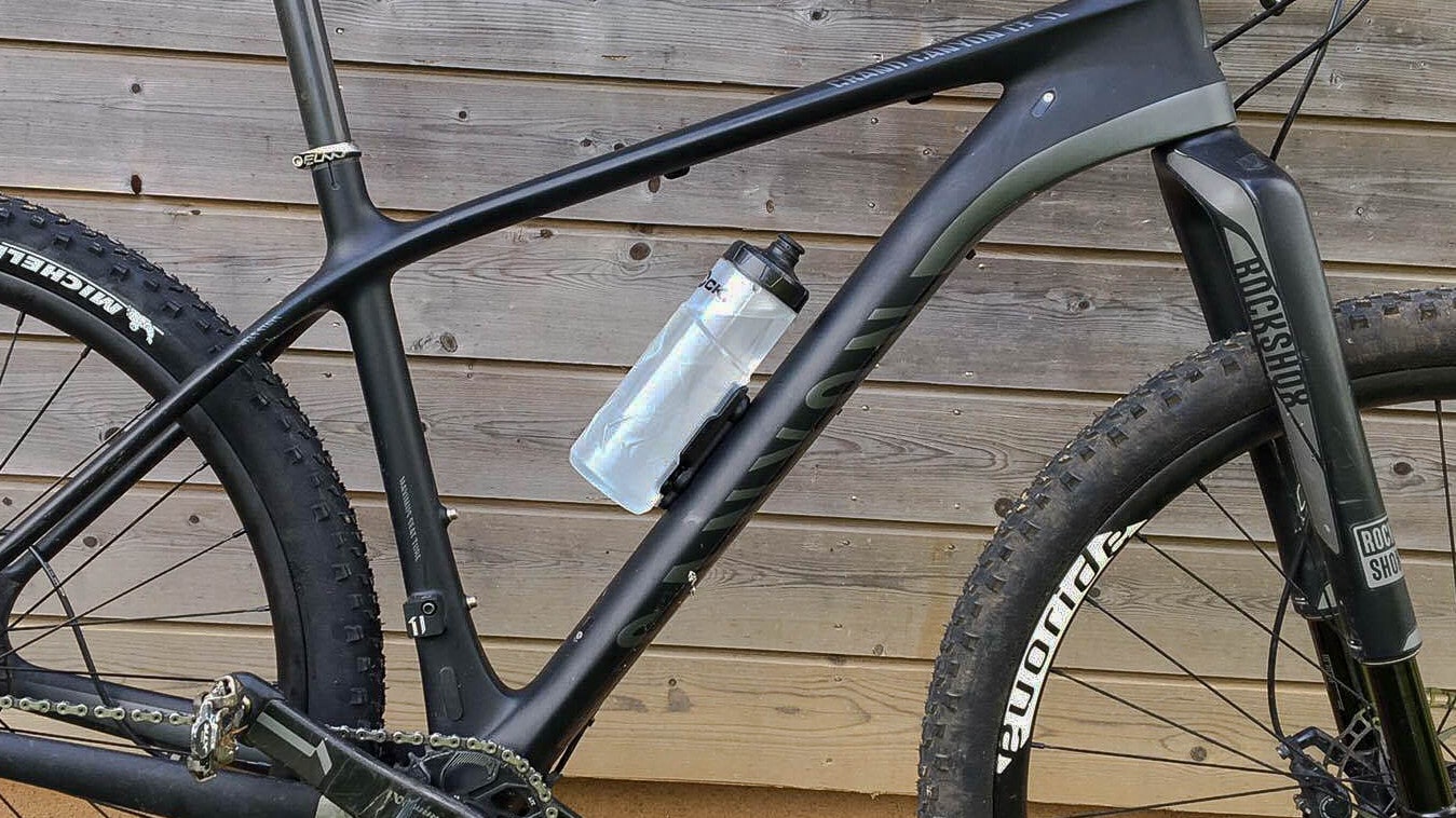 Test Fidlock Bottle Twist : porte-bidon magnétique innovant et