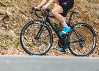 Roues vélo route Zipp 302 carbone à pneus : techniques et abordables Les Zipp 302 sont disponibles en version disques ou classiques.