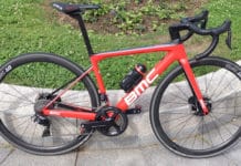 Test vélo BMC Teammachine SLR01 Disc 2018 : remarquable d’efficacité Le BMC Teammachine SLR01 Disc 2018 dans son ensemble est un petit bijoux.