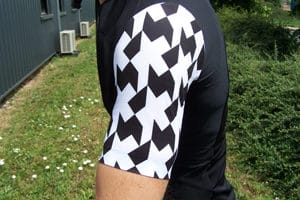 Le maillot Assos SS equipeJersey evo8 se comporte comme une seconde peau. La ventilation est totale.