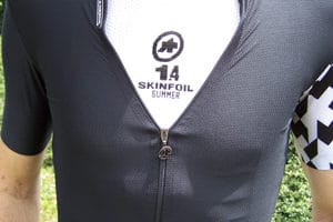 Avec le maillot Assos SS equipeJersey evo8 vous avez le choix de rouler avec ou sans sous-vêtement.