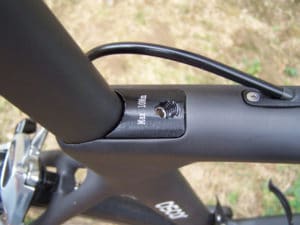 La fixation de la tige de selle s'intègre parfaitement à l’esthétique du vélo. 