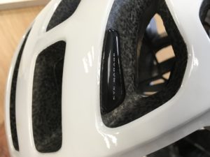 Le système Eye Garage du casque vélo Poc Octal permet de positionner ses lunettes efficacement et sûrement.