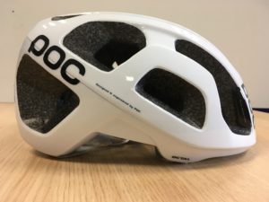 Le casque vélo Poc Octal descend assez bas sur l'arrière du crâne.