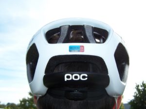 Les grandes ouvertures sur l'arrière du casque vélo Poc Octal permettent une excellente ventilation à allure normale.