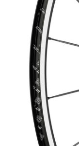 Il est également possible de rouler en Tubeless avec les roues vélo route Dt Swiss P 1800 Spline 23.