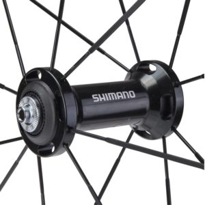 Grandes flasques et grosses billes pour le moyeu vélo route Shimano RS81. Excellente fluidité, tension optimale pour les rayons.