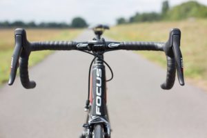 Les leviers commandes soit la montée ou la descente du dérailleur Sram Red eTap. Le tout sans fil ! Régler son dérailleur arrière Sram Red eTap commence par les leviers.