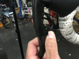 La palette de droite permet de faire descendre le dérailleur arrière de 0.2mm par impulsion. Régler son dérailleur arrière Sram Red eTap est très simple et rapide. Régler son dérailleur arrière Sram Red eTap à la descente de concentre uniquement sur le levier droit et la palette.