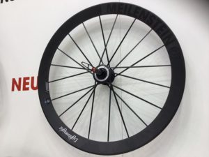 Dans les 5 meilleures roues vélo route pour rouler en hiver on n'inclue pas volontairement des roues comme les Lighweight. Ces roues exceptionnelles s’abimeront très vite sous l'effet de la pluie, du sel et des mauvaises conditions climatiques.