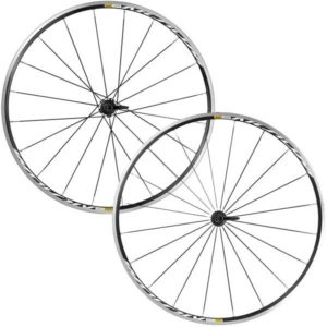 Les roues vélo route Mavic Aksium C17 sont un excellent choix parmi les 5 meilleures roues vélo route pour rouler en hiver.