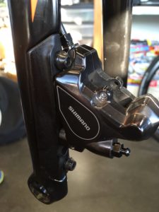 La fixation de l'étrier avant vélo route est au standard Post Mount avec un adaptateur Flat Mount.