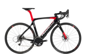 Visuellement le Pinarello est un vélo aux formes aérodynamiques dans la lignée des traditions Pinarello.