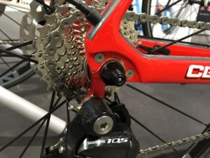 Voici une patte de dérailleur classique un cadre vélo route. Voici une patte de dérailleur classique un cadre vélo route.