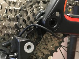 Voici à quoi correspond une patte de dérailleur arrière Direct Mount. Voici à quoi correspond une patte de dérailleur arrière Direct Mount.