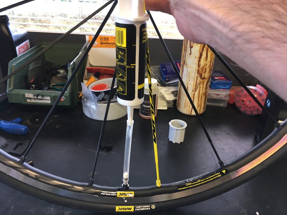 Comment utiliser un liquide préventif pneu tubeless