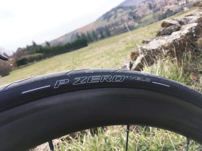 Le pneu vélo route Pirelli PZero Velo est polyvalent et bon partout.