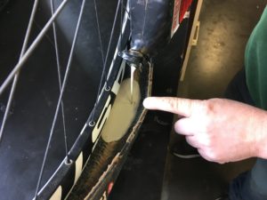 Avant de refermer votre pneu il est nécessaire de verser le liquide préventif pneu Tubeless.