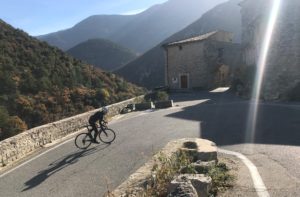 La montagne s'aborde facilement avec le Pinarello F10 X-Light.