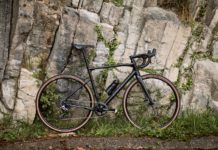 Vélo Gravel BMC Roadmachine X : le caméléon du 2 roues Le BMC Roadmachine X est un vélo polyvalent qui donne le sourire.
