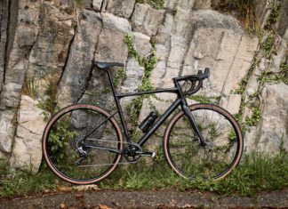 Vélo Gravel BMC Roadmachine X : le caméléon du 2 roues Le BMC Roadmachine X est un vélo polyvalent qui donne le sourire.