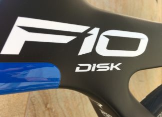 Pinarello F10 Disk en test sur la Granfondo Pinarello : tradition et technologie Le Pinarello F10 Disk est une monture exceptionnelle.