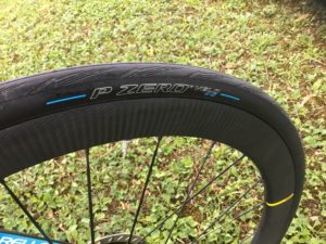 Les pneumatiques Pirelli PZero 4S assurent une excellente accroche sur le sec et sur le mouillé. Merci pour ça.