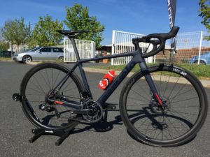 Le groupe Sram Red eTap AXS permet également de gagner du poids et d'avoir 12 vitesses.