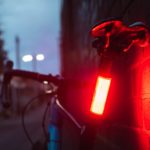 Un éclairage vélo est un excellent moyen de se rendre visible même en plein jour.