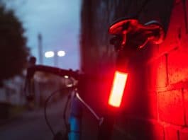 Un éclairage vélo est un excellent moyen de se rendre visible même en plein jour.