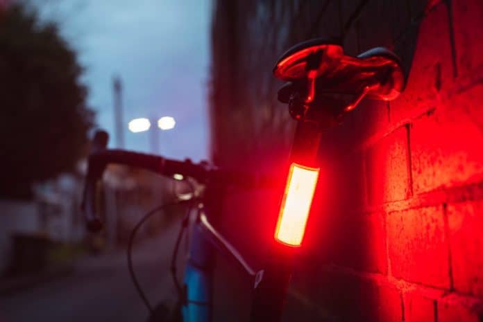 Un éclairage vélo est un excellent moyen de se rendre visible même en plein jour.