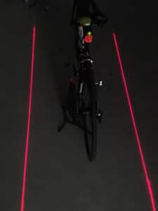 L'éclairage vélo Lezyne Laser Drive en action. L'éclairage vélo Lezyne Laser Drive en action.