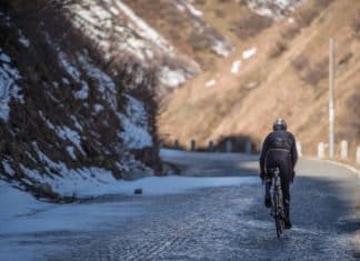 5 conseils pour rester au chaud sur le vélo l’hiver prochain Une bonne tenue hiver vélo permet de rouler confortablement.
